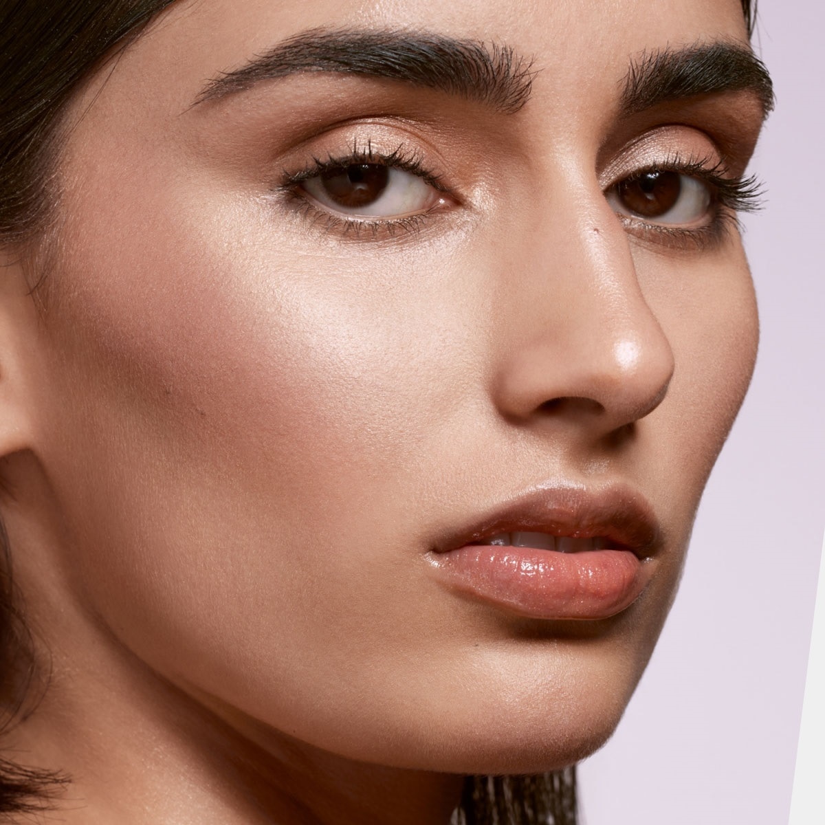 DEMI'GLOW HIGHLIGHTER (ILUMINADOR DE TEXTURA SEDOSA)